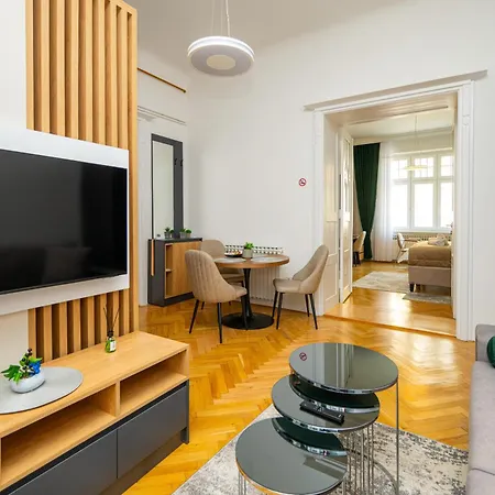 Titova Street Design Triplex Apartman *
