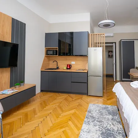 Titova Street Design Triplex Apartman *