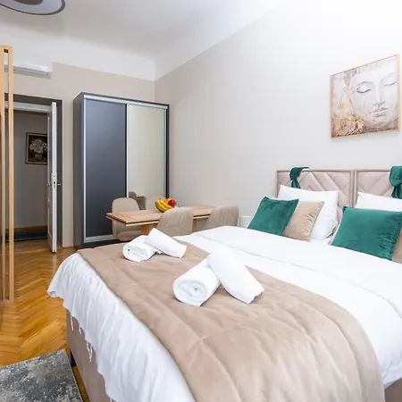 Titova Street Design Triplex Szarajevó