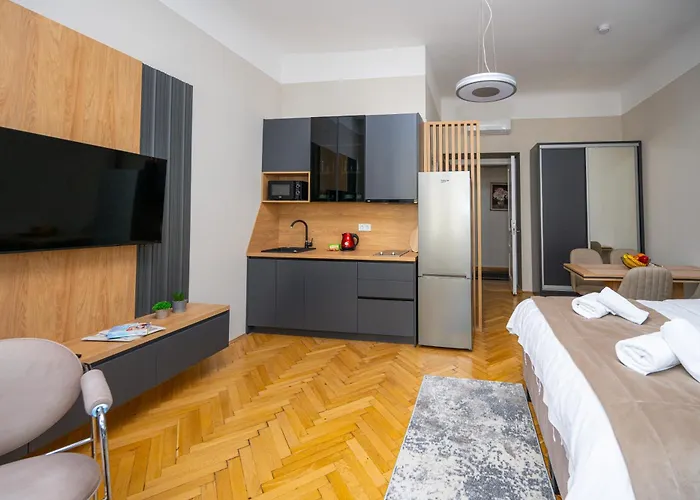 Titova Street Design Triplex 아파트 *